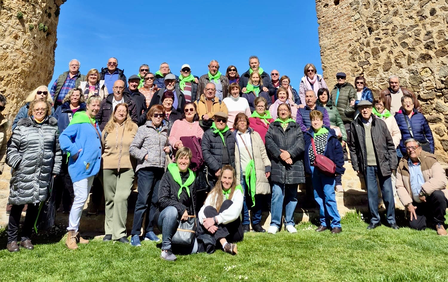 Más de medio centenar de socios de la asociación San Miguel conocen Pedraza en una nueva excursión
