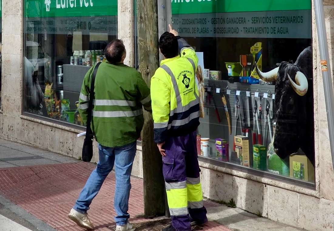 El Ayuntamiento arranca negociaciones con Iberdrola para la retirada de postes y avanzar en la accesibilidad de los espacios públicos