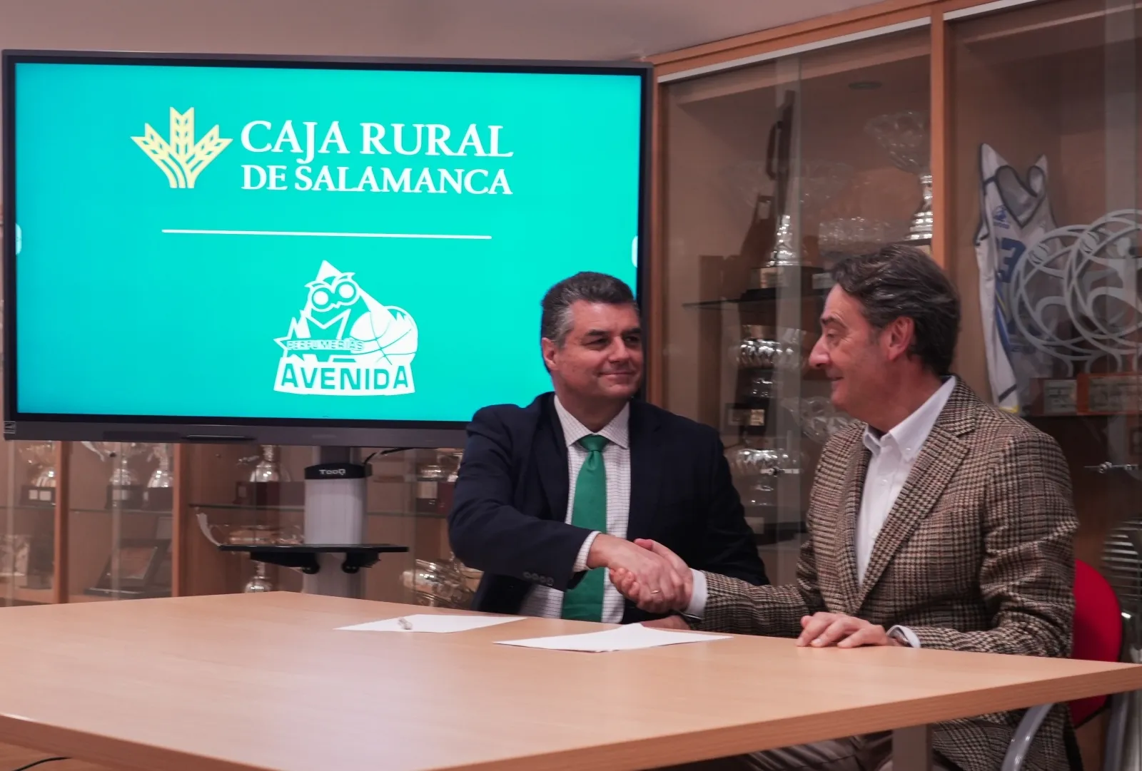 Foto 2 - Caja Rural de Salamanca y el CB Perfumer&iacute;as Avenida renuevan y ampl&iacute;an su acuerdo de patrocinio
