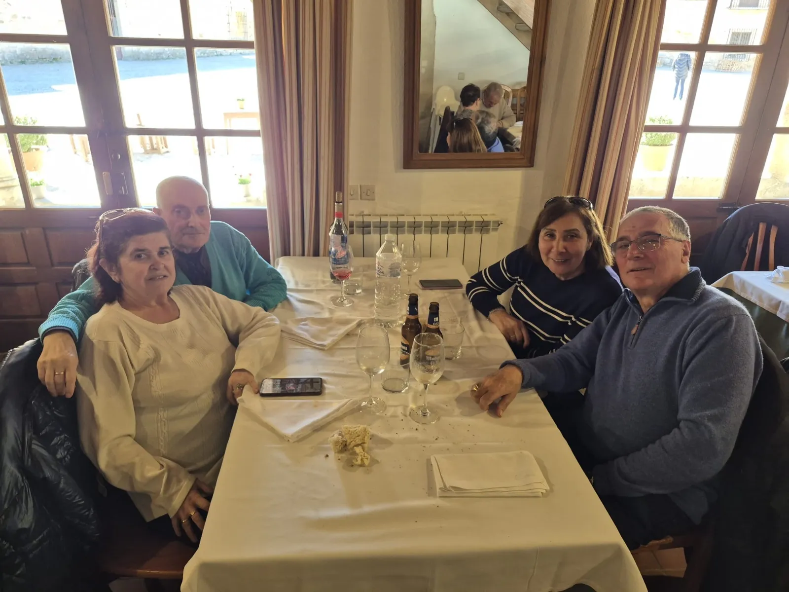 Foto 2 - M&aacute;s de medio centenar de socios de la asociaci&oacute;n San Miguel conocen Pedraza en una nueva excursi&oacute;n