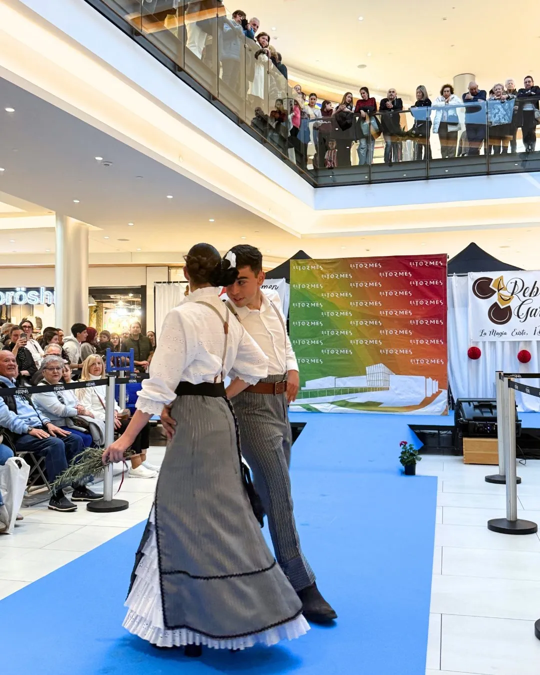 Foto 4 - El Centro Comercial El Tormes celebra su Feria de Abril con lleno absoluto