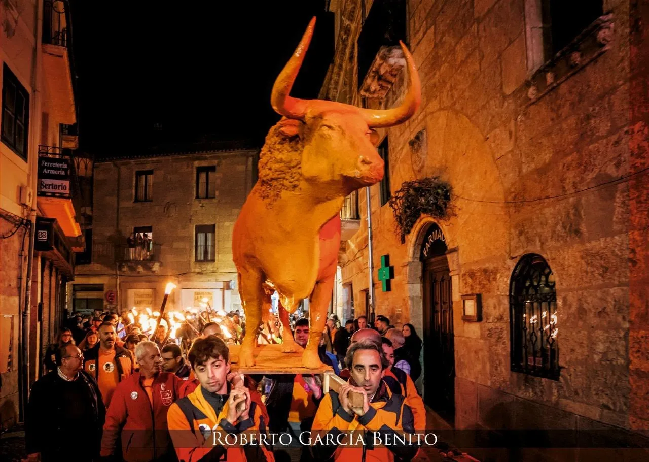Foto 6 - Sale a la venta el calendario del Carnaval del Toro 2026/27
