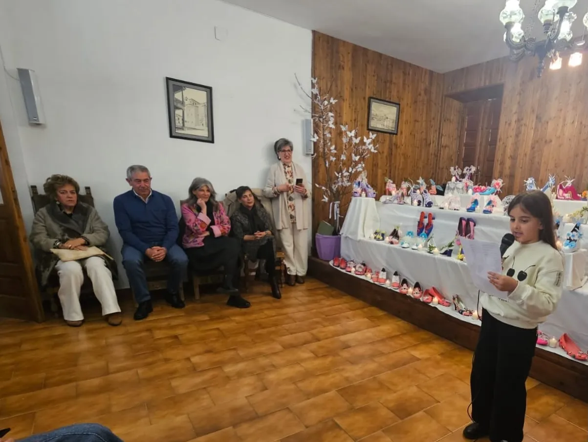 Foto 2 - Zapatos artesanales contra el machismo: la reivindicaci&oacute;n del 8M en Fuenteguinaldo