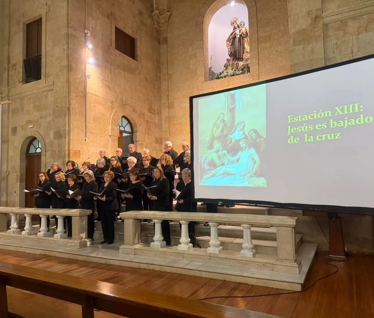 Foto 2 - La Iglesia salmantina de los Padres Carmelitas Descalzos acoge un emotivo V&iacute;a Crucis