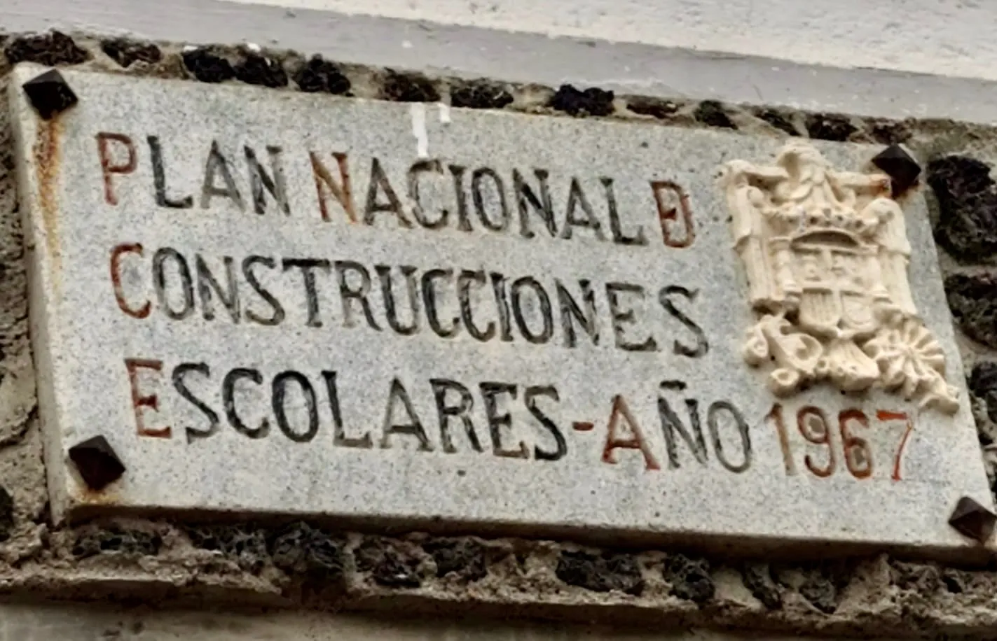 Foto 4 - Adi&oacute;s a la simbolog&iacute;a franquista en el colegio Miguel de Unamuno: PeC pide retirar la que queda en la ciudad