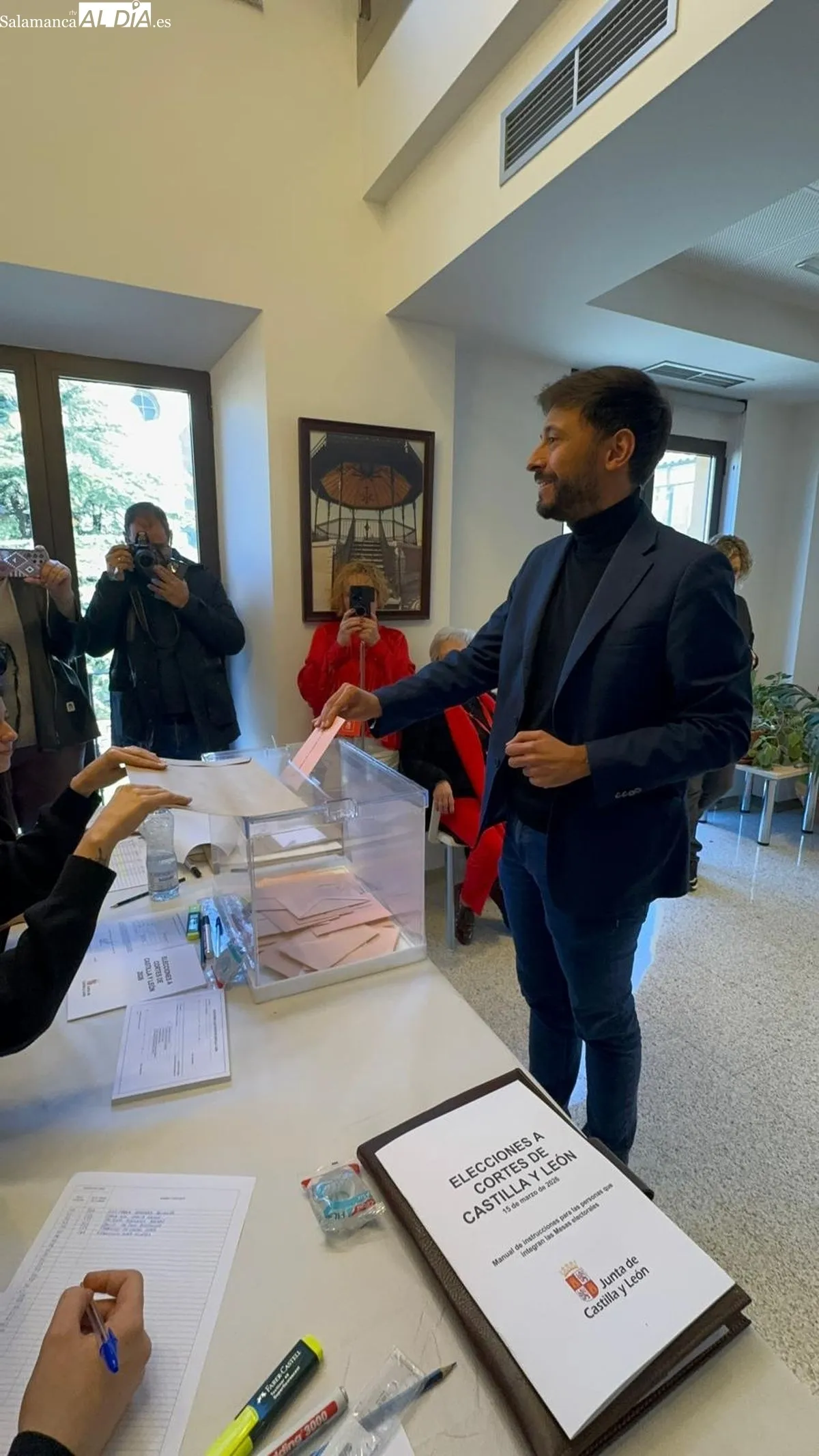 El cabeza de lista del PSOE a las Cortes por Salamanca, Fran Díaz, deposita su voto. Fotos: Raúl Blázquez