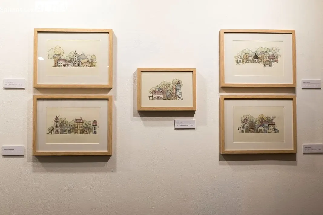 Raquel Pérez Giráldez junto a sus obras en La Salina | Fotos: Carmen Borrego