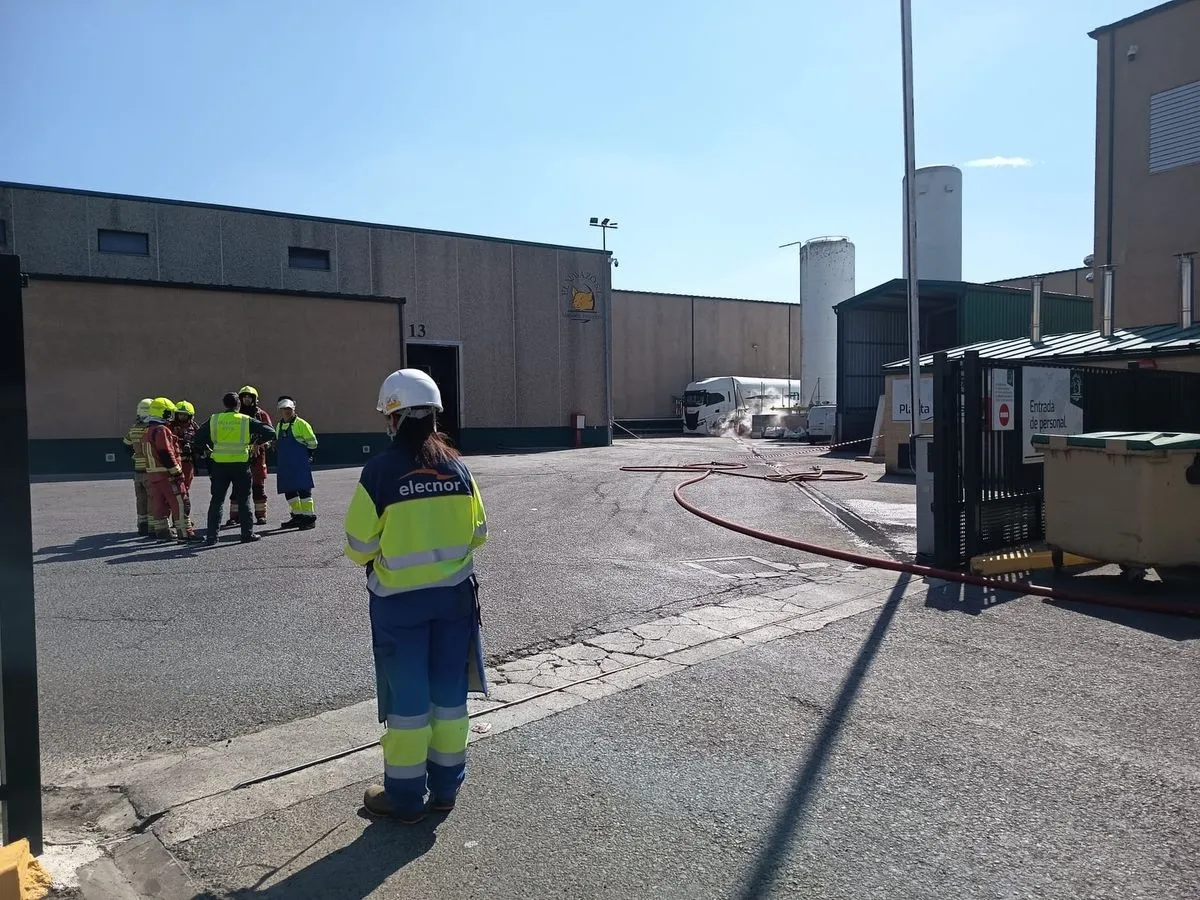 Despliegue en el matadero de Fuentes de Béjar con motivo del escape de gas. Foto Diputación Salamanca