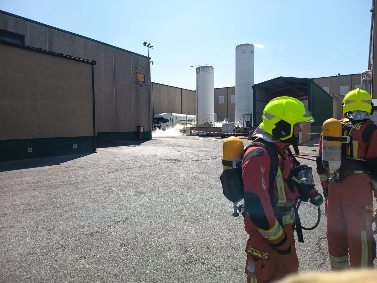 Despliegue en el matadero de Fuentes de Béjar con motivo del escape de gas. Foto Diputación Salamanca