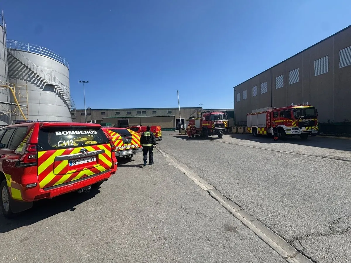 Despliegue en el matadero de Fuentes de Béjar con motivo del escape de gas. Foto Diputación Salamanca