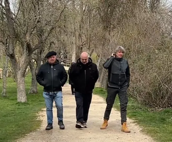 El candidato del Partido Socialista a la Presidencia de la Junta, Carlos Martínez, paseando con familiares y amigos por los márgenes del Duero en Soria