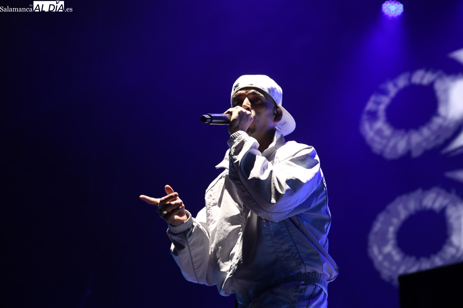 VÍDEO y FOTOS | El rap de Fernando Costa conquista el Multiusos en su décimo aniversario sobre los escenarios