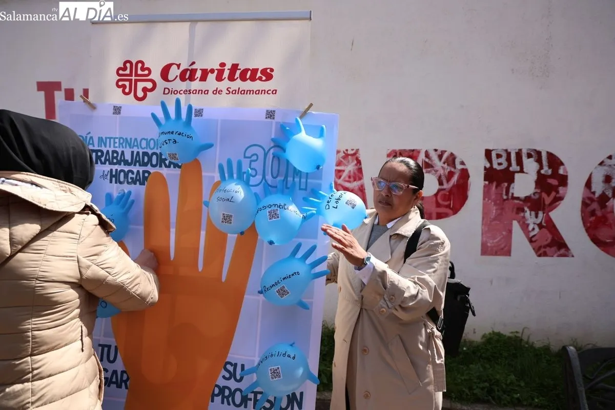Día de las Trabajadoras del Hogar organizado por Cáritas Salamanca en el paseo de San Antonio. Foto de David Sañudo