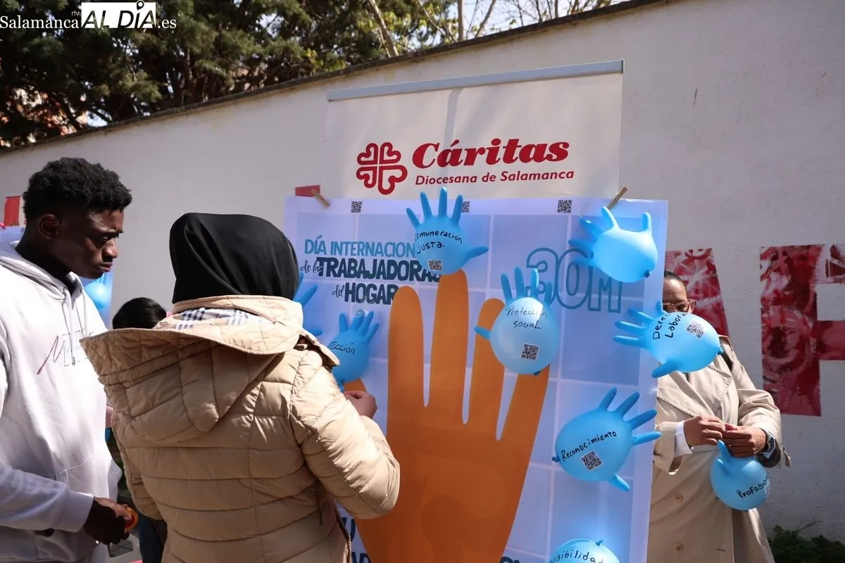 Día de las Trabajadoras del Hogar organizado por Cáritas Salamanca en el paseo de San Antonio. Foto de David Sañudo