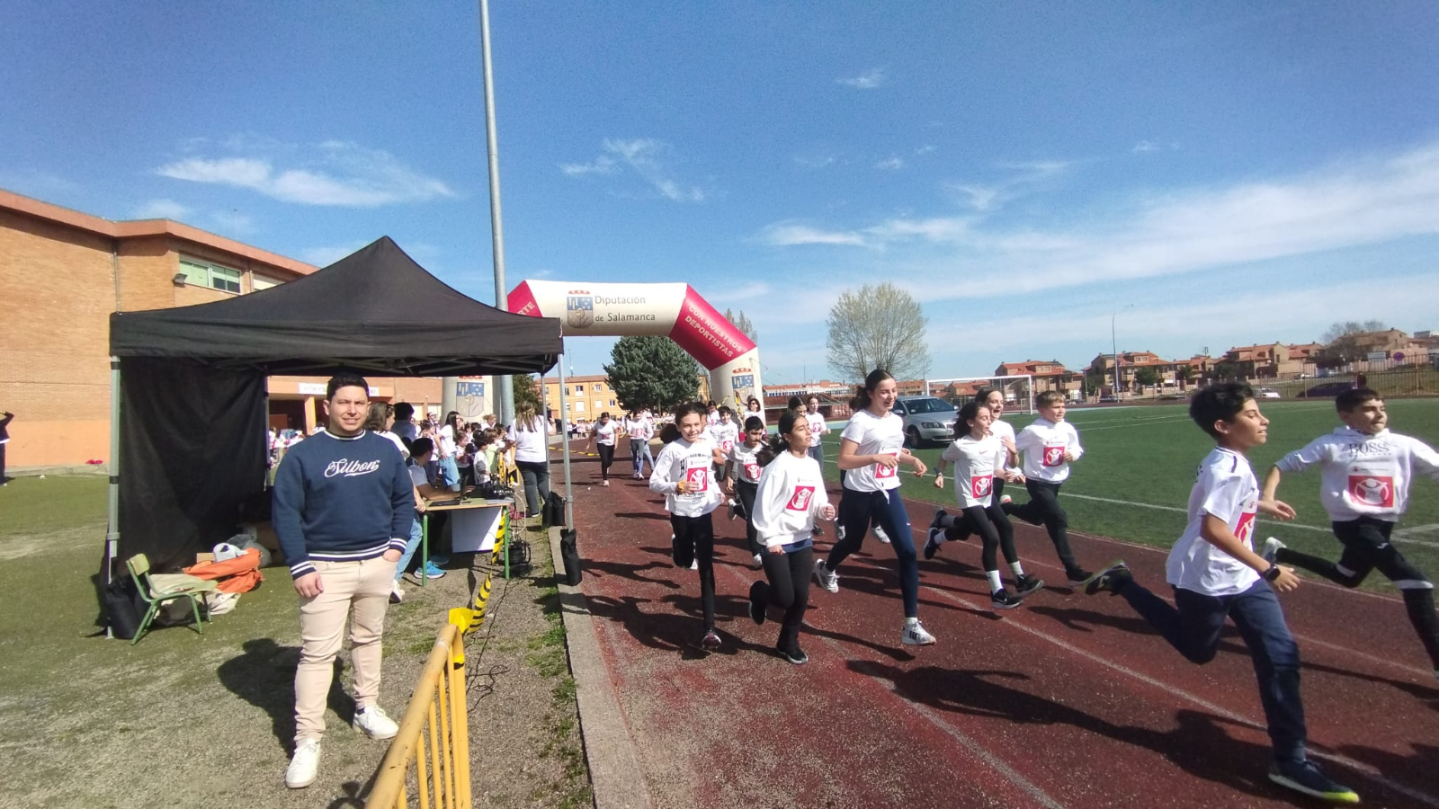 Santa Marta impulsa la solidaridad y el talento deportivo con la Carrera Solidaria y el reconocimiento a Claudia Quintana