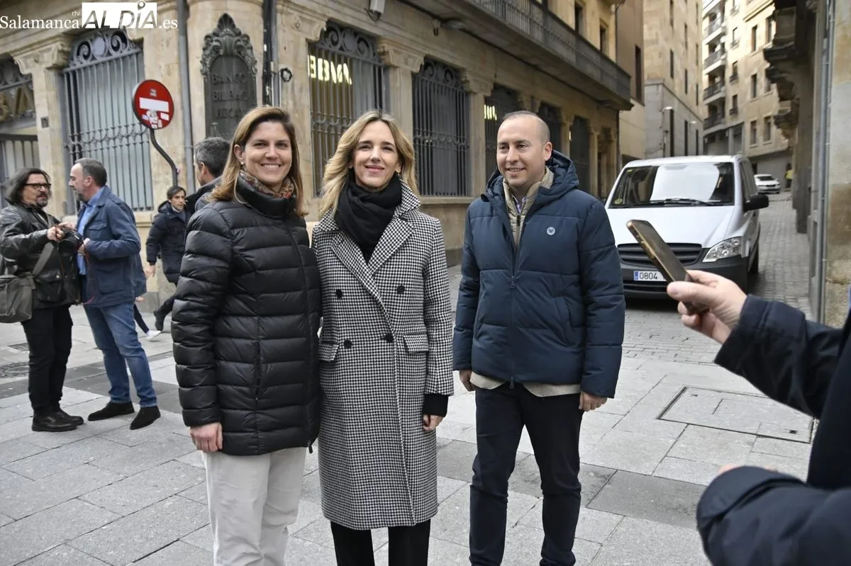 Cayetana Álvarez de Toledo, portavoz adjunta del Grupo PP en el Congreso de los Diputados, en su visita a Salamanca, acompañada por miembros del PP salmantino