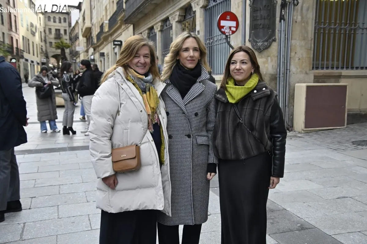 Cayetana Álvarez de Toledo, portavoz adjunta del Grupo PP en el Congreso de los Diputados, en su visita a Salamanca, acompañada por miembros del PP salmantino