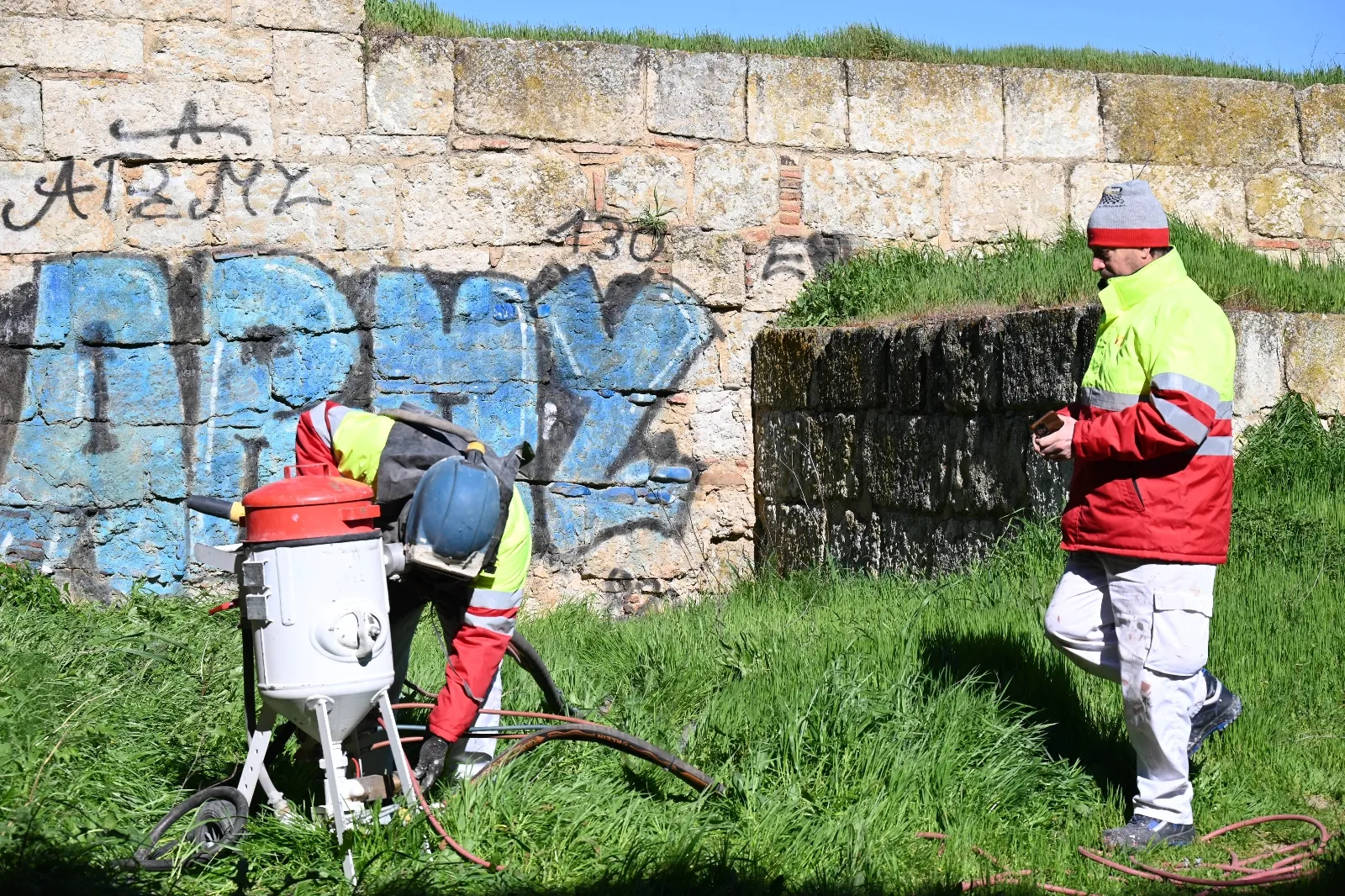 Foto 2 - Limpian los grafitis vand&aacute;licos en la muralla de Ciudad Rodrigo