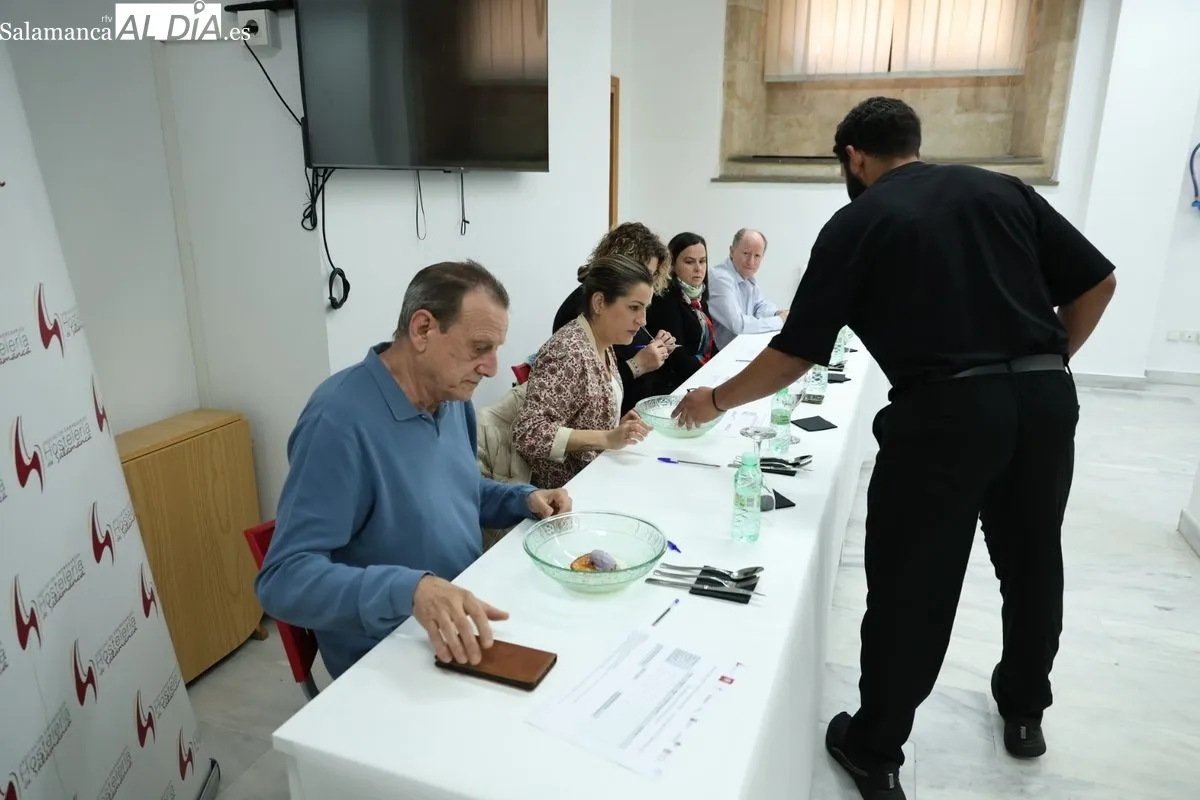 IX Concurso de Torrijas en Salamanca: cata del jurado. Foto de David Sañudo