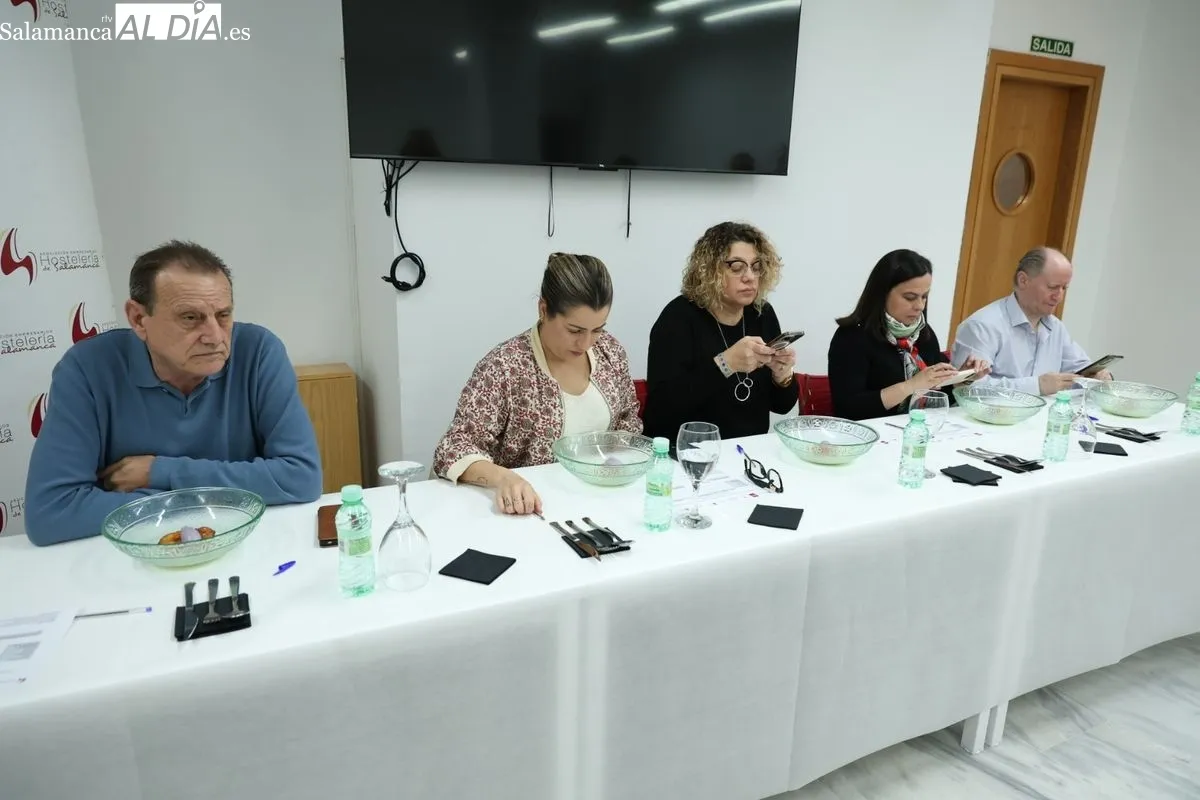 IX Concurso de Torrijas en Salamanca: cata del jurado. Foto de David Sañudo