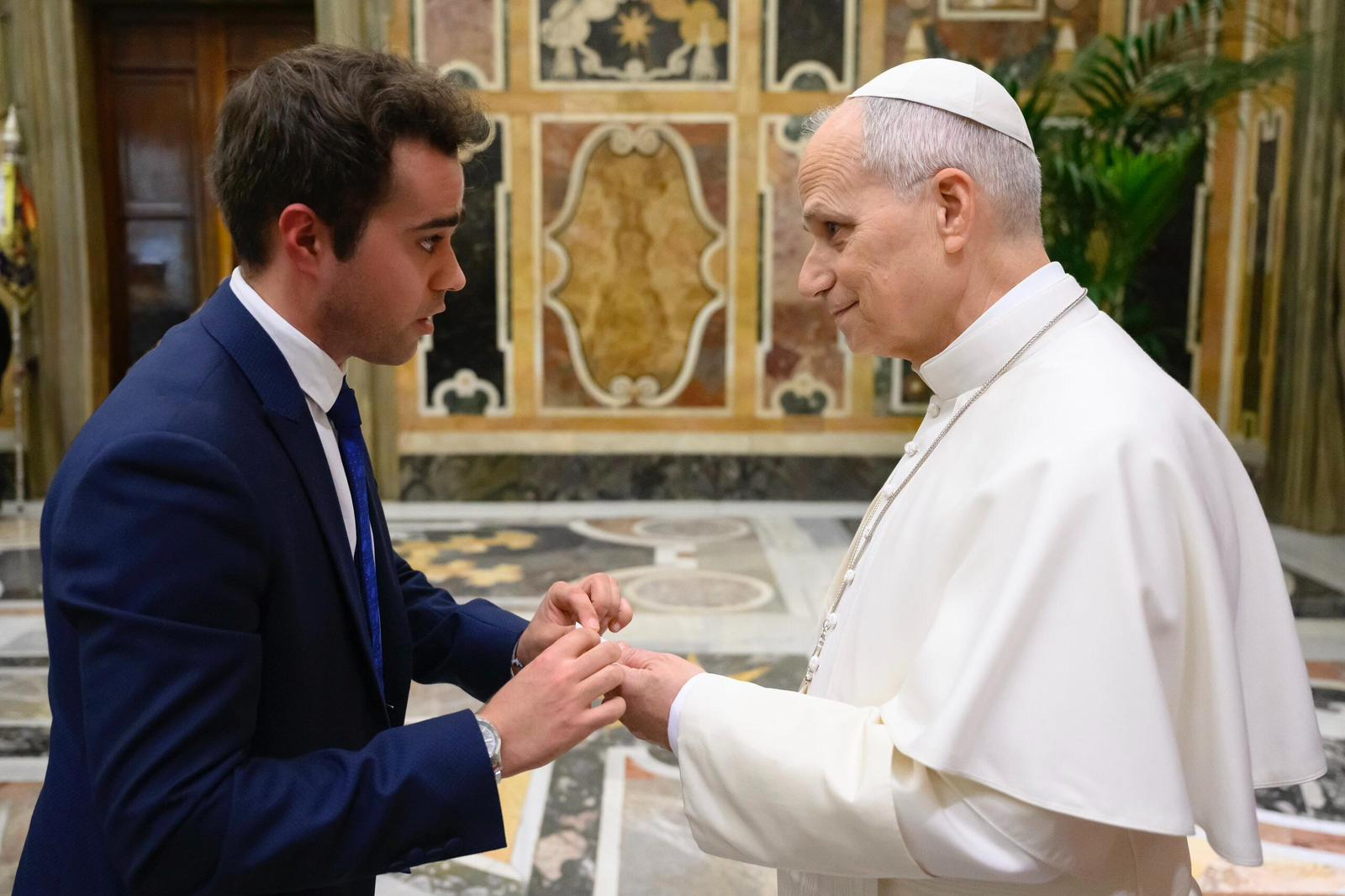 Un exalumno de la UPSA emociona al Papa con un recuerdo