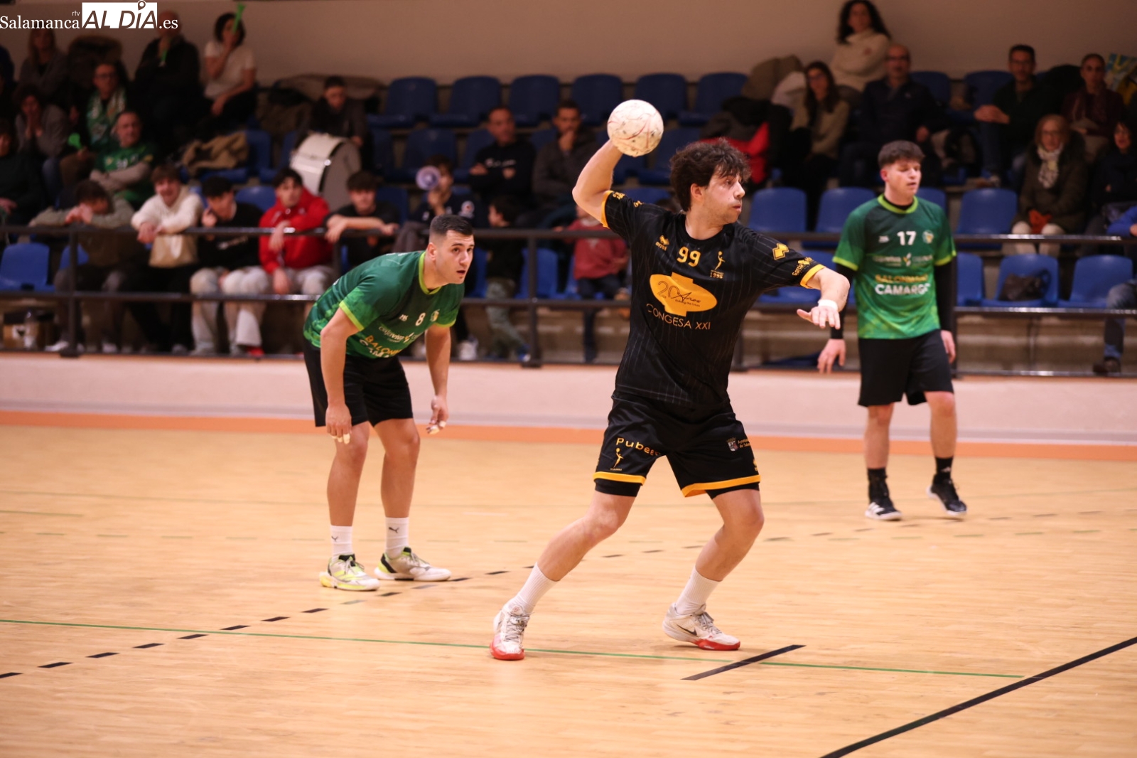 FOTOS | El BM Salamanca mete la séptima y deja por el camino al Camargo (37-31)