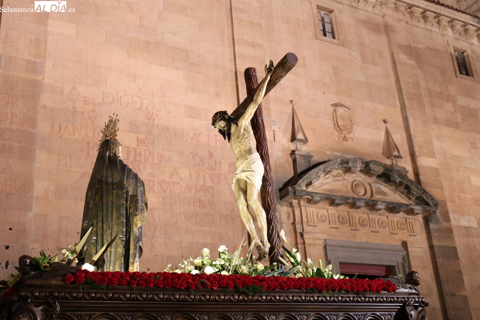 VÍDEO Y FOTOS | La promesa de silencio marca el desfile de la Hermandad Universitaria