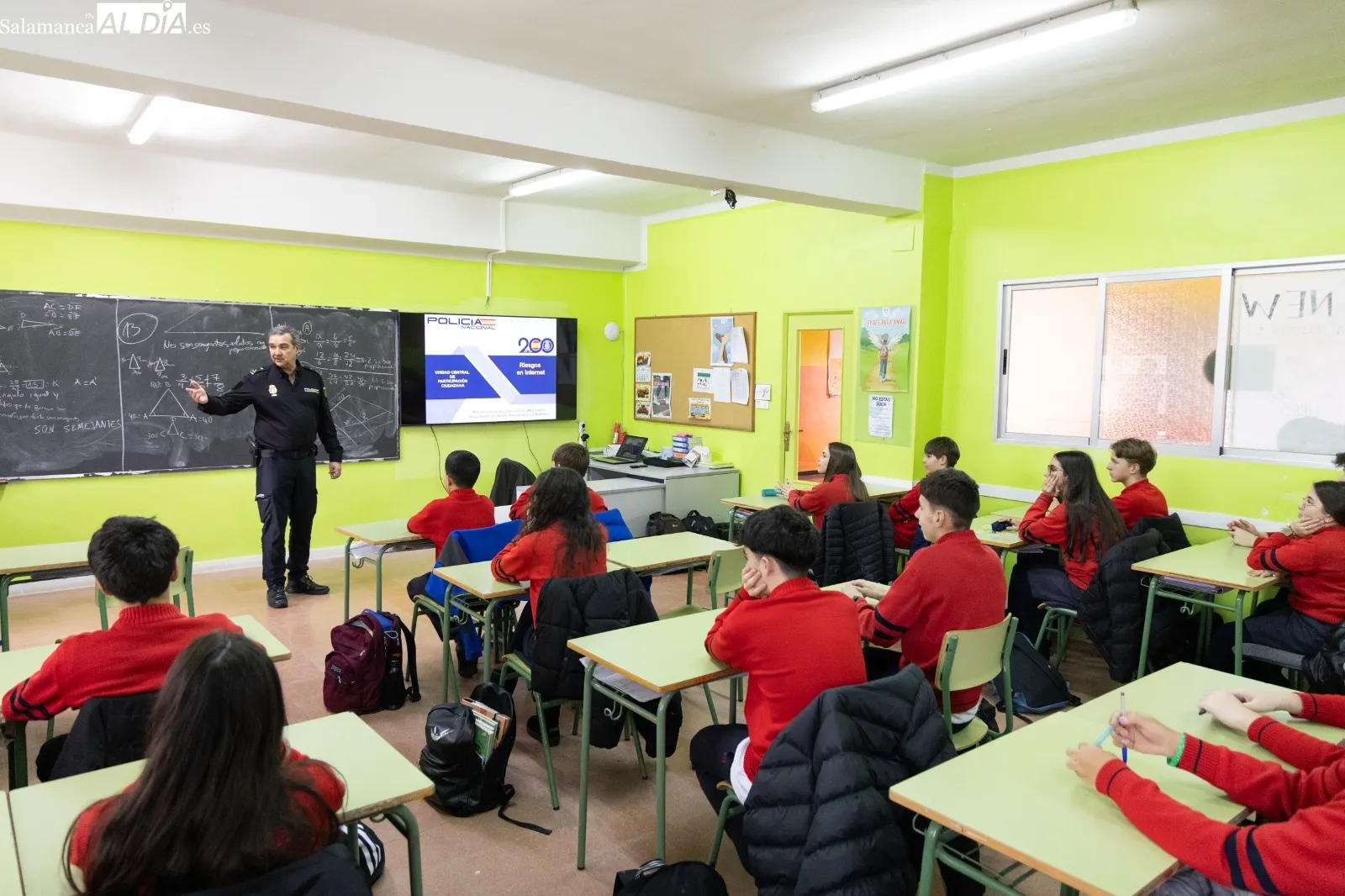 El inspector Rafael Santero, durante la charla en el Colegio Trinitarios de Salamanca | FOTOS: David Sañudo 