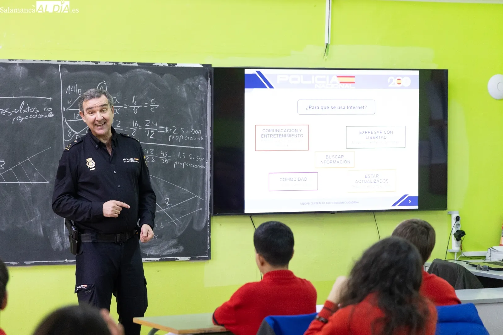 El inspector Rafael Santero, durante la charla en el Colegio Trinitarios de Salamanca | FOTOS: David Sañudo 