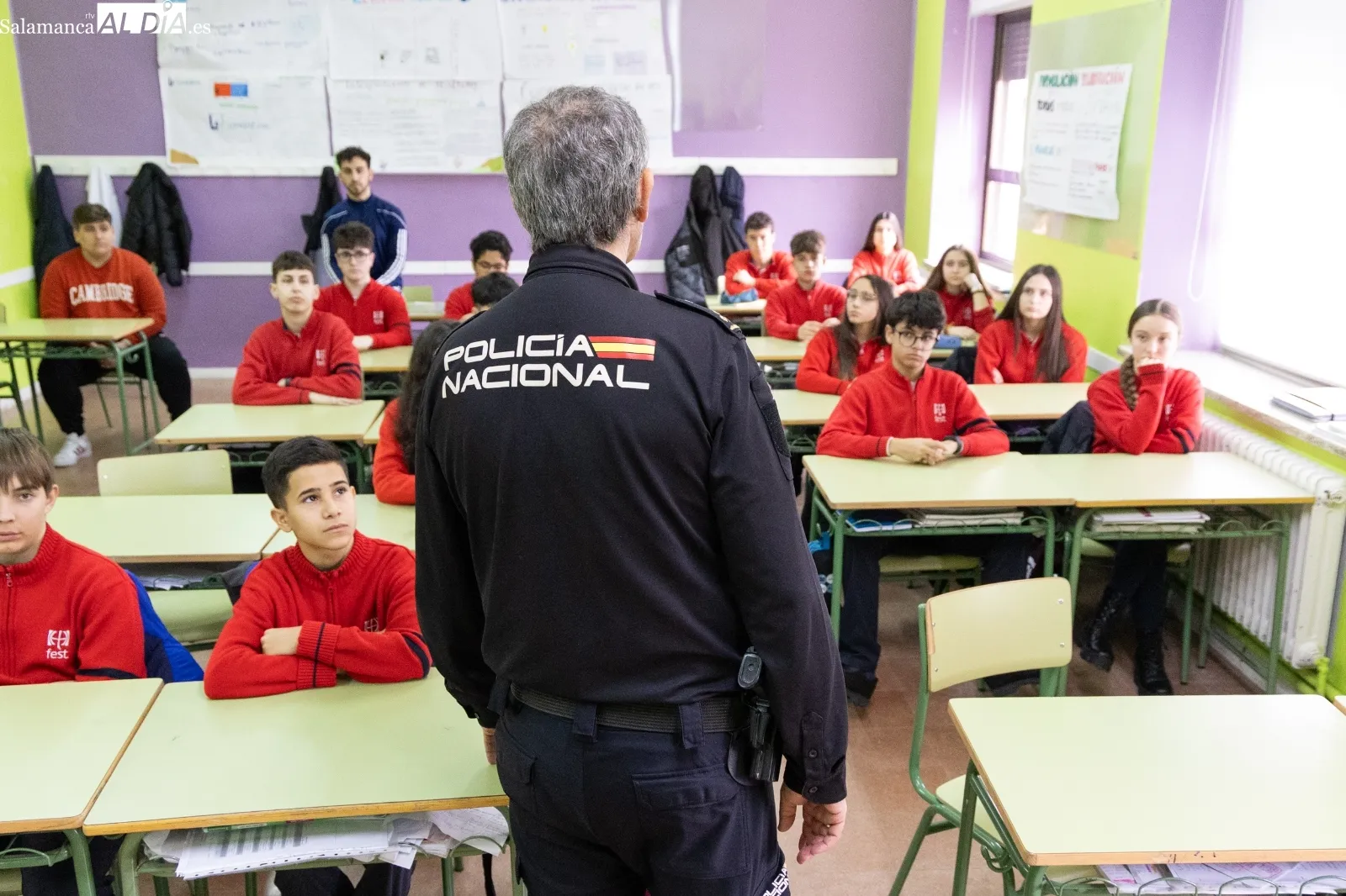 El inspector Rafael Santero, durante la charla en el Colegio Trinitarios de Salamanca | FOTOS: David Sañudo 