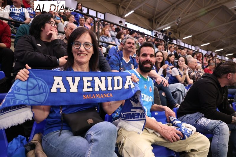 FOTOS | La afición del Perfumerías Avenida madruga para dar el último aliento al equipo antes de la Copa de la Reina