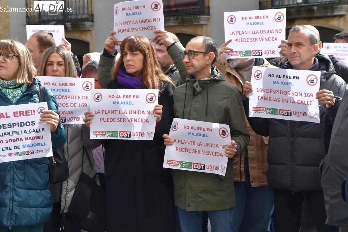Concentración de los trabajadores de Majorel en la Plaza del Liceo | FOTOS: Toni Sánchez