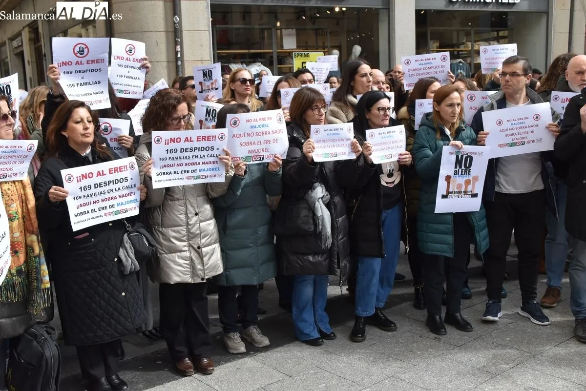 Concentración de los trabajadores de Majorel en la Plaza del Liceo | FOTOS: Toni Sánchez