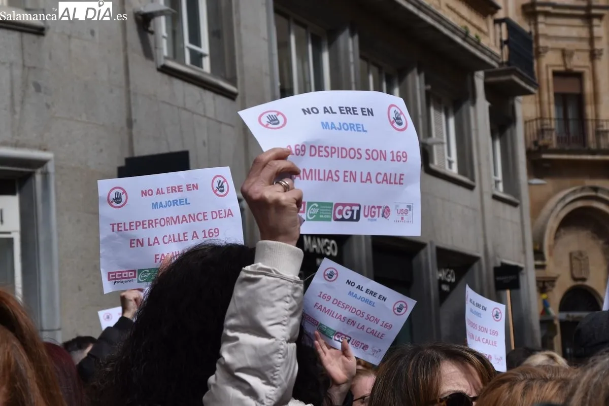 Concentración de los trabajadores de Majorel en la Plaza del Liceo | FOTOS: Toni Sánchez