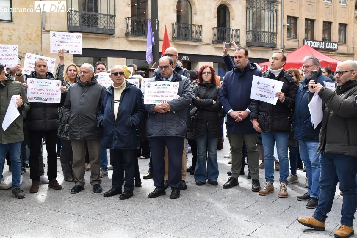 Concentración de los trabajadores de Majorel en la Plaza del Liceo | FOTOS: Toni Sánchez