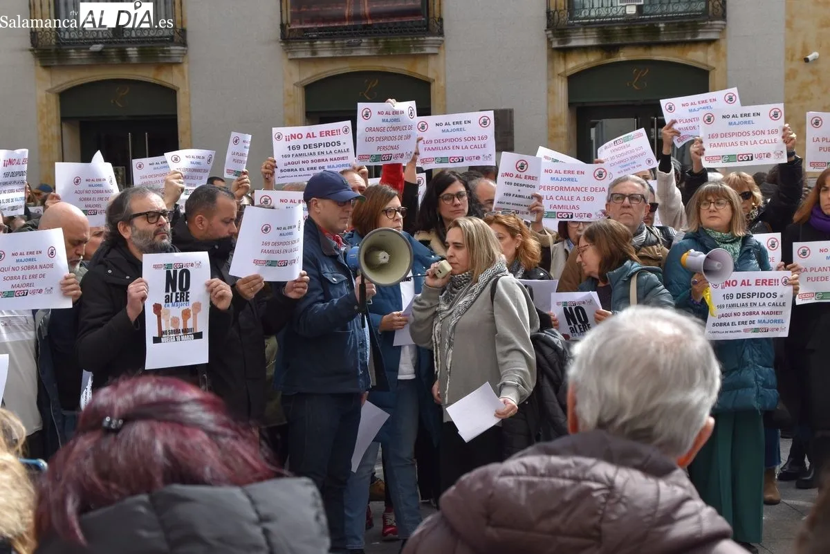 Concentración de los trabajadores de Majorel en la Plaza del Liceo | FOTOS: Toni Sánchez
