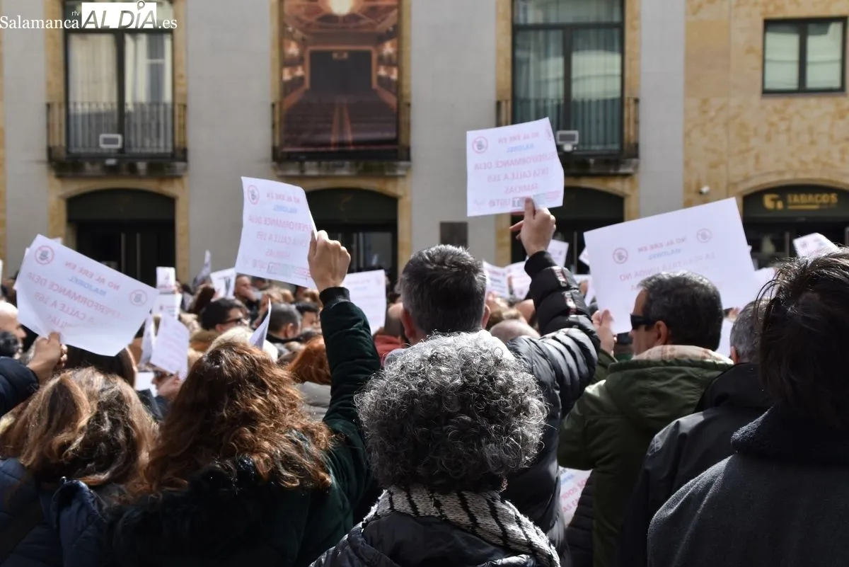 Concentración de los trabajadores de Majorel en la Plaza del Liceo | FOTOS: Toni Sánchez