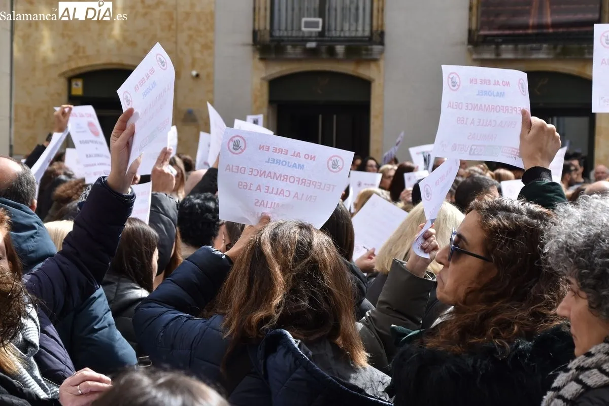 Concentración de los trabajadores de Majorel en la Plaza del Liceo | FOTOS: Toni Sánchez