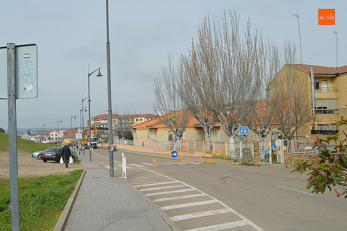 La avenida Safarad de Ciudad Rodrigo, cortada por trabajos de poda en la Escuela Municipal de Música