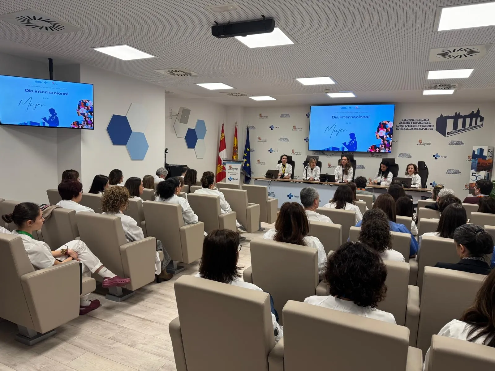 Foto 3 - Las profesionales del Hospital de Salamanca reivindican el papel de la mujer en el &aacute;mbito sanitario