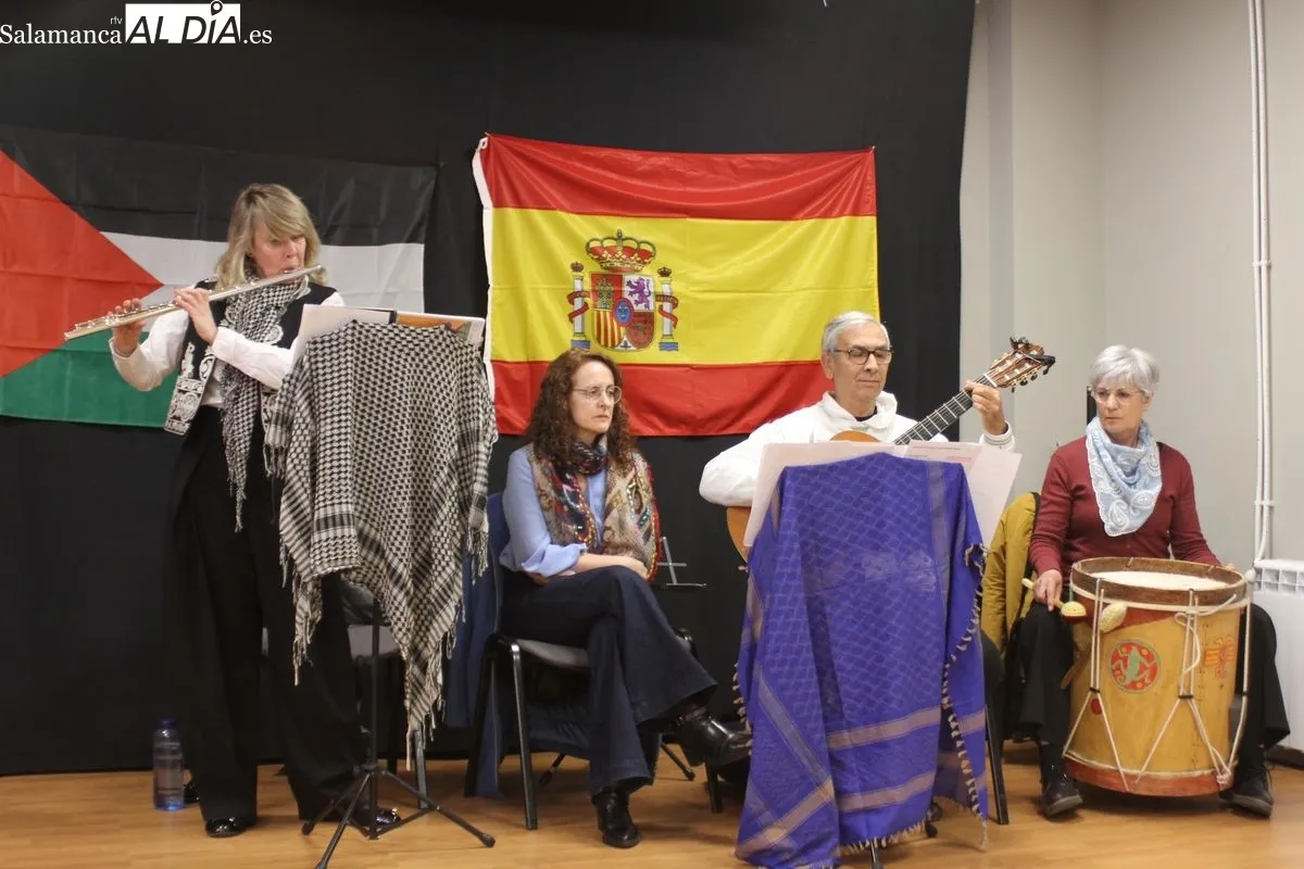 Celebración del Día de la Tierra palestina, con música, poesía y gastronomía, en Miranda de Azán. Foto de Fernando Sánchez Gómez