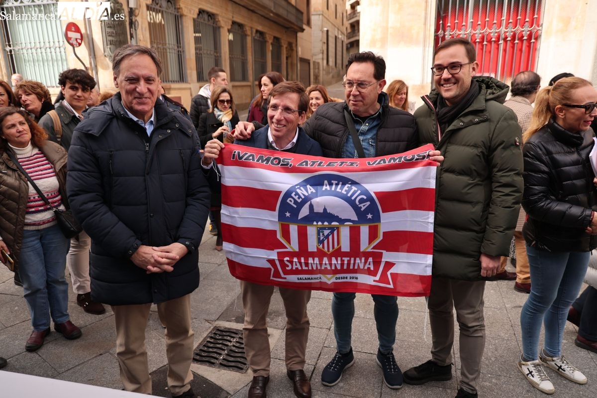 FOTOS | Baño de masas de Martínez-Almeida en Salamanca, con el regalo de una bandera del Atlético de Madrid incluido