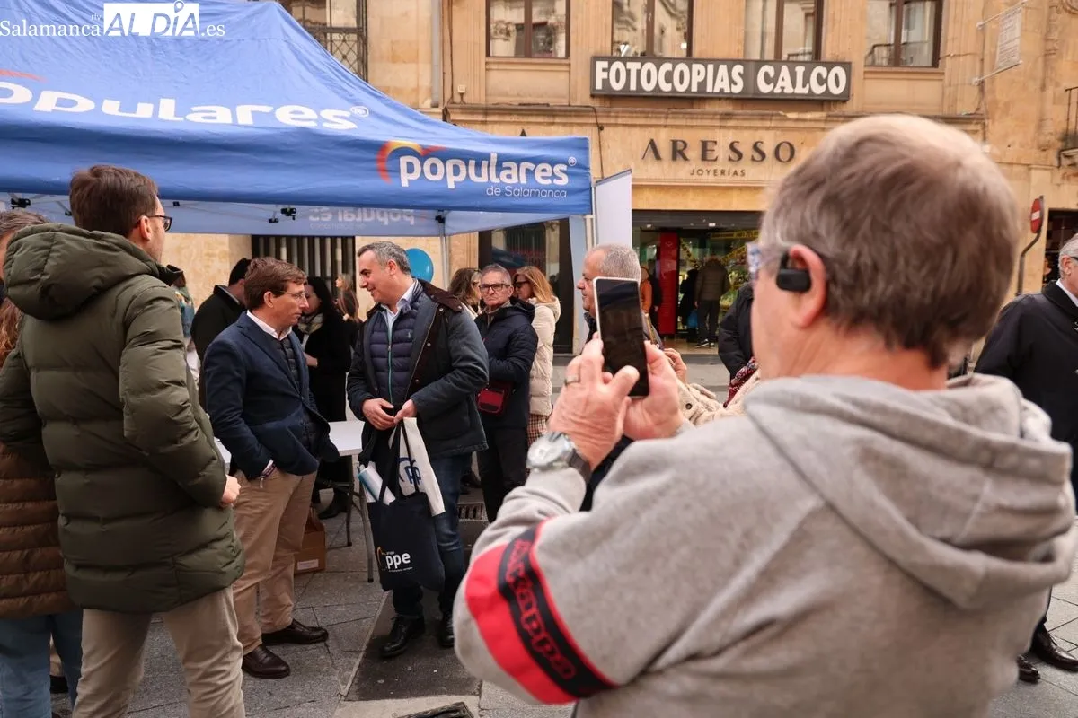 El alcalde de Madrid, José Luis Martínez-Almeida se ha unido hoy a la campaña autonómica del Partido Popular con una intensa agenda en Salamanca. Foto de David Sañudo