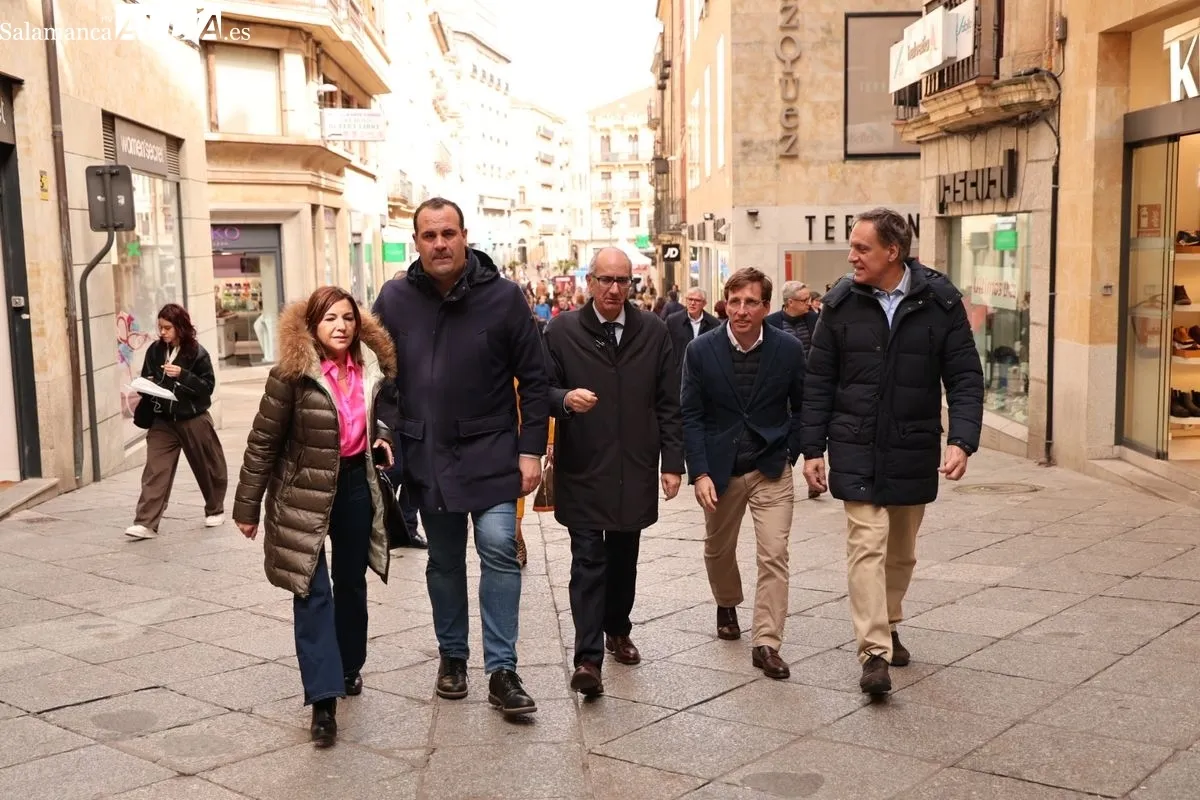 El alcalde de Madrid, José Luis Martínez-Almeida se ha unido hoy a la campaña autonómica del Partido Popular con una intensa agenda en Salamanca. Foto de David Sañudo