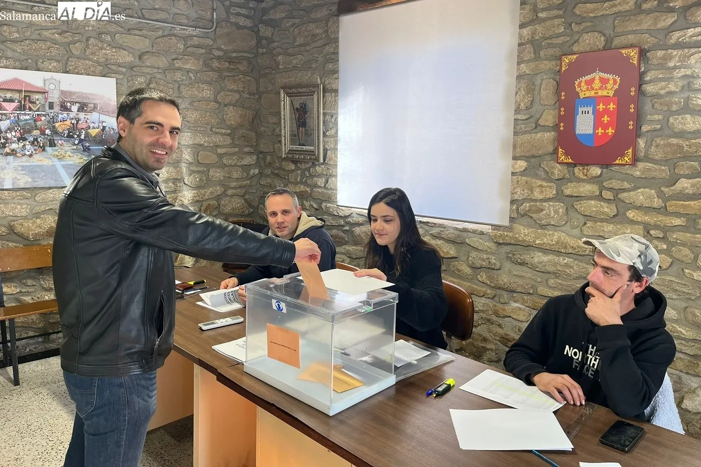 El candidato de UPL, Carlos Javier Salgado, ha votado ya, haciéndolo en la localidad de Guadramiro