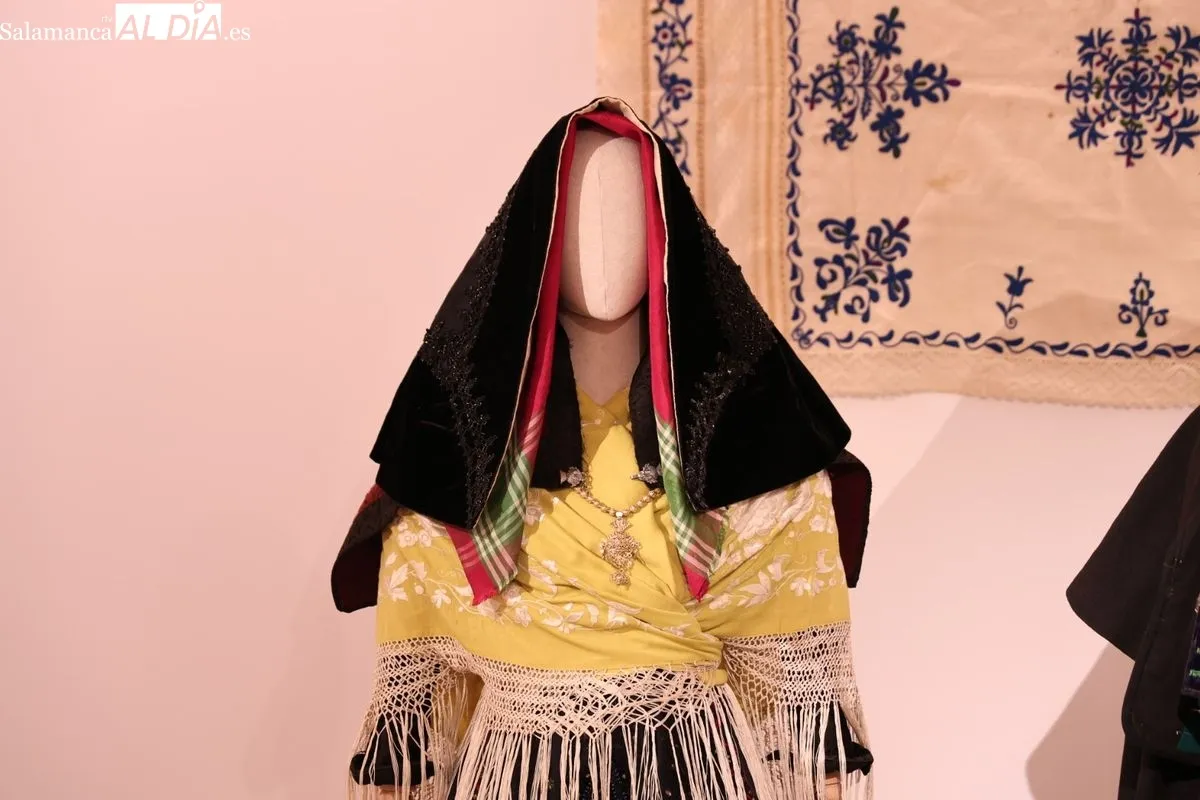 La Diputación de Salamanca inaugura 'Oro en paño', una exposición que reúne 30 trajes tradicionales de diversas comarcas charras. Foto de David Sañudo