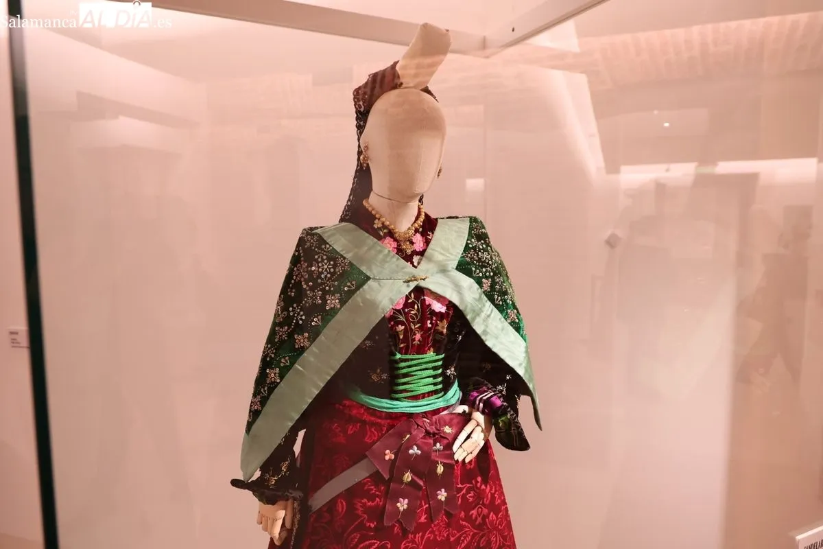La Diputación de Salamanca inaugura 'Oro en paño', una exposición que reúne 30 trajes tradicionales de diversas comarcas charras. Foto de David Sañudo