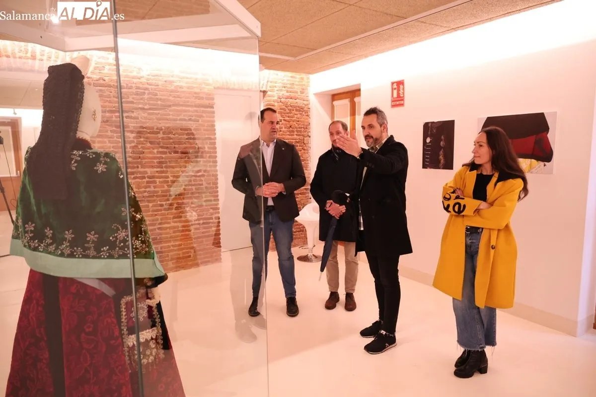 La Diputación de Salamanca inaugura 'Oro en paño', una exposición que reúne 30 trajes tradicionales de diversas comarcas charras. Foto de David Sañudo