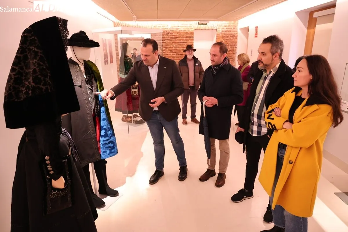 La Diputación de Salamanca inaugura 'Oro en paño', una exposición que reúne 30 trajes tradicionales de diversas comarcas charras. Foto de David Sañudo