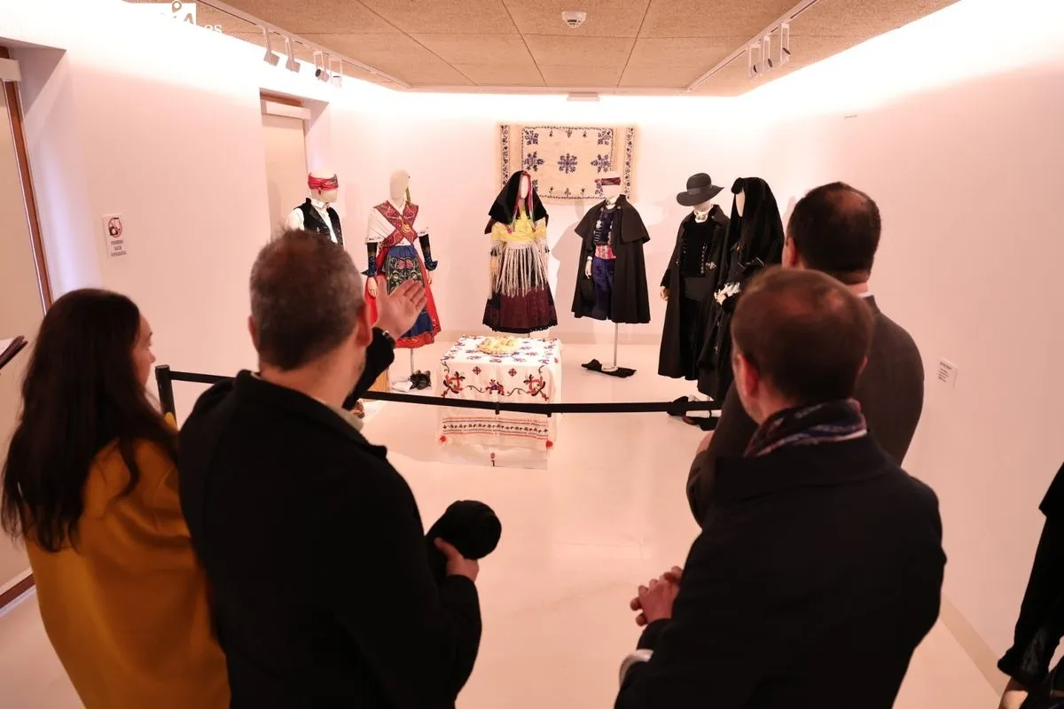 La Diputación de Salamanca inaugura 'Oro en paño', una exposición que reúne 30 trajes tradicionales de diversas comarcas charras. Foto de David Sañudo